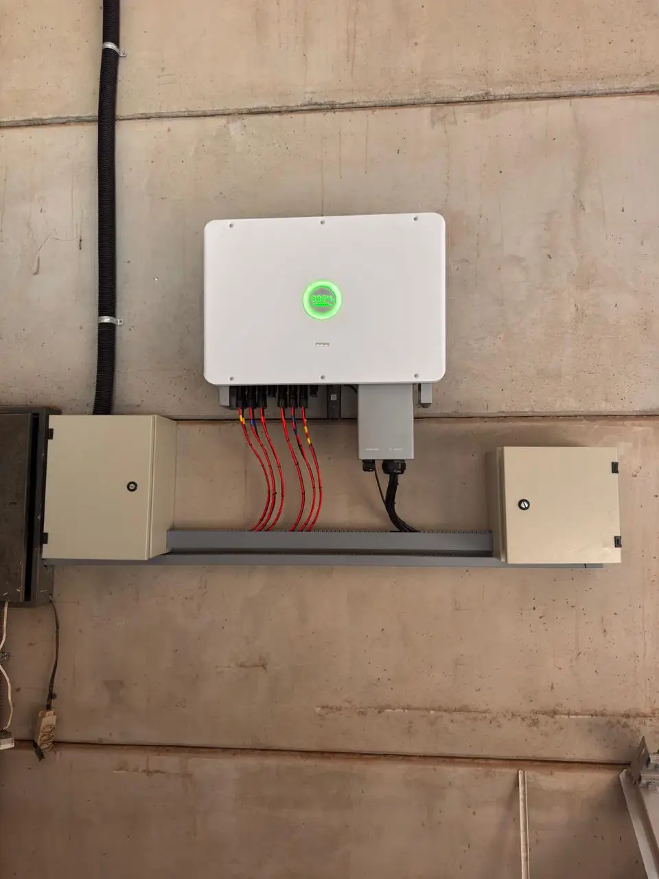 Inversor instalado na parede com proteções elétricas