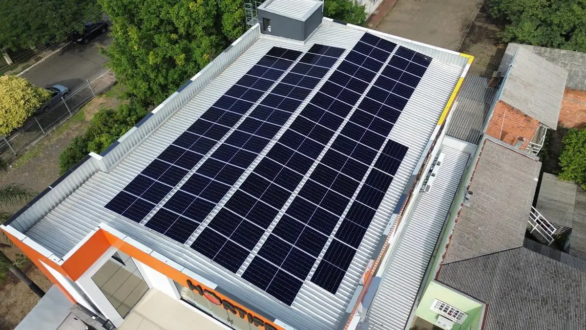 Edificação com módulos fotovoltaicos cobrindo o telhado, vista aérea